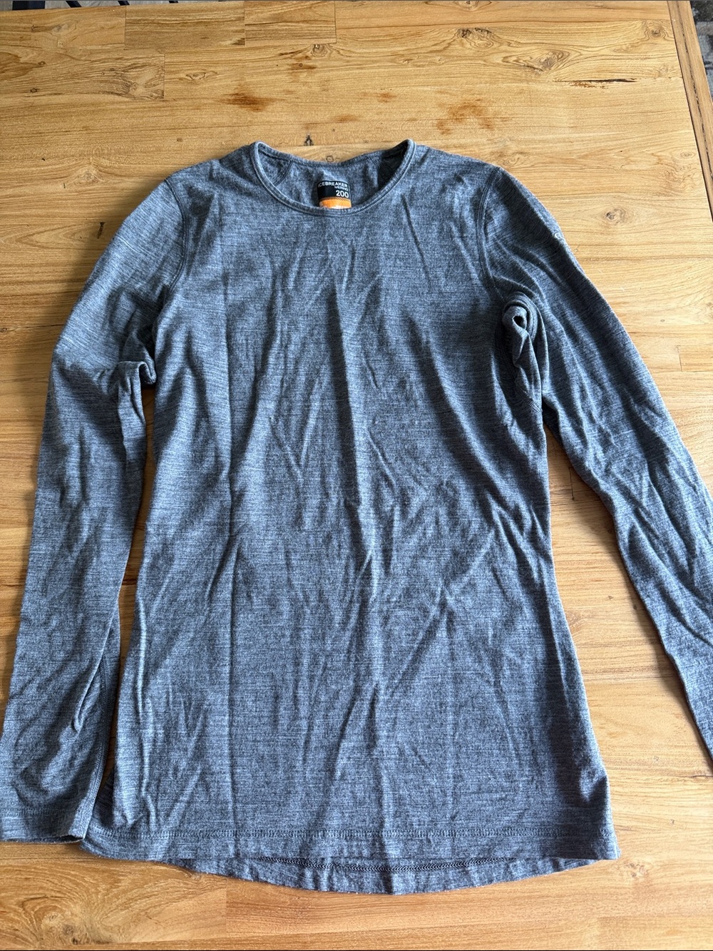 Icebreaker Women's Long Sleeve base layer Crew in Heather Gray